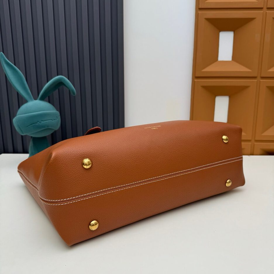 LV Low Key Cabas MM - Image 8