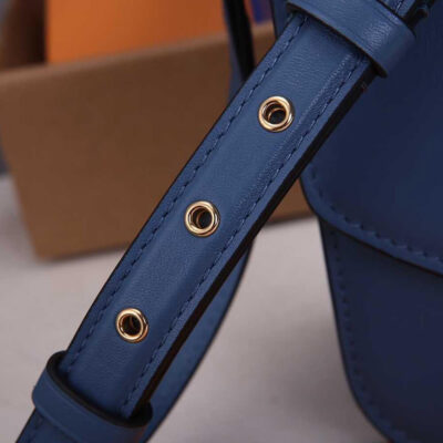 Alternative view of Louis Vuitton PONT 9